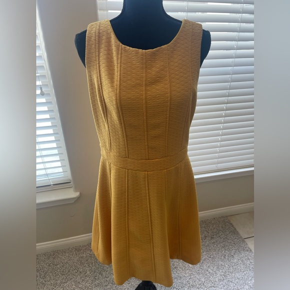 Taylor Womeen’s yellow dress - Size 10 - Picture 8 of 8